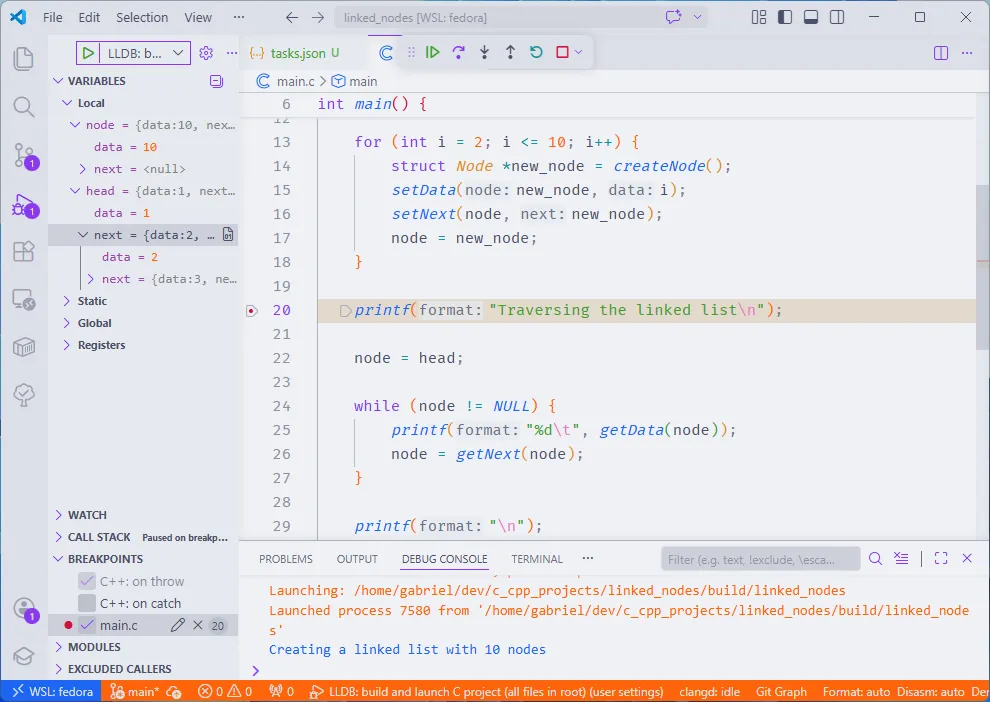 Visual Studio Code depurando o arquivo "main.c", tendo pausado no breakpoint na linha 20.