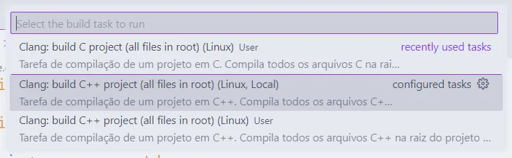 Visual Studio Code com o painel de tarefas aberto, mostrando a tarefa "Clang: build C++ project (all files in root) (Linux, Local)" selecionada.