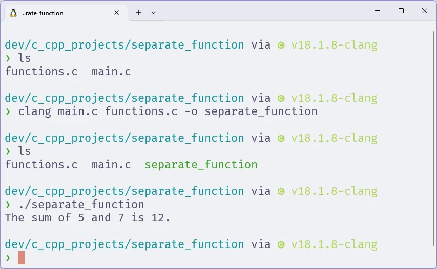 Terminal exibindo quatro comandos executados. O primeiro é "ls" e mostra os arquivos "functions.c" e "main.c" dentro da pasta "separate_function". O segundo é o de compilação, que não retorna nenhum texto. O terceiro é "ls" novamente, que agora mostra os arquivos "functions.c", "main.c" e "separate_function". O quarto é a execução do programa, que retorna "The sum of 5 and 7 is 12.".