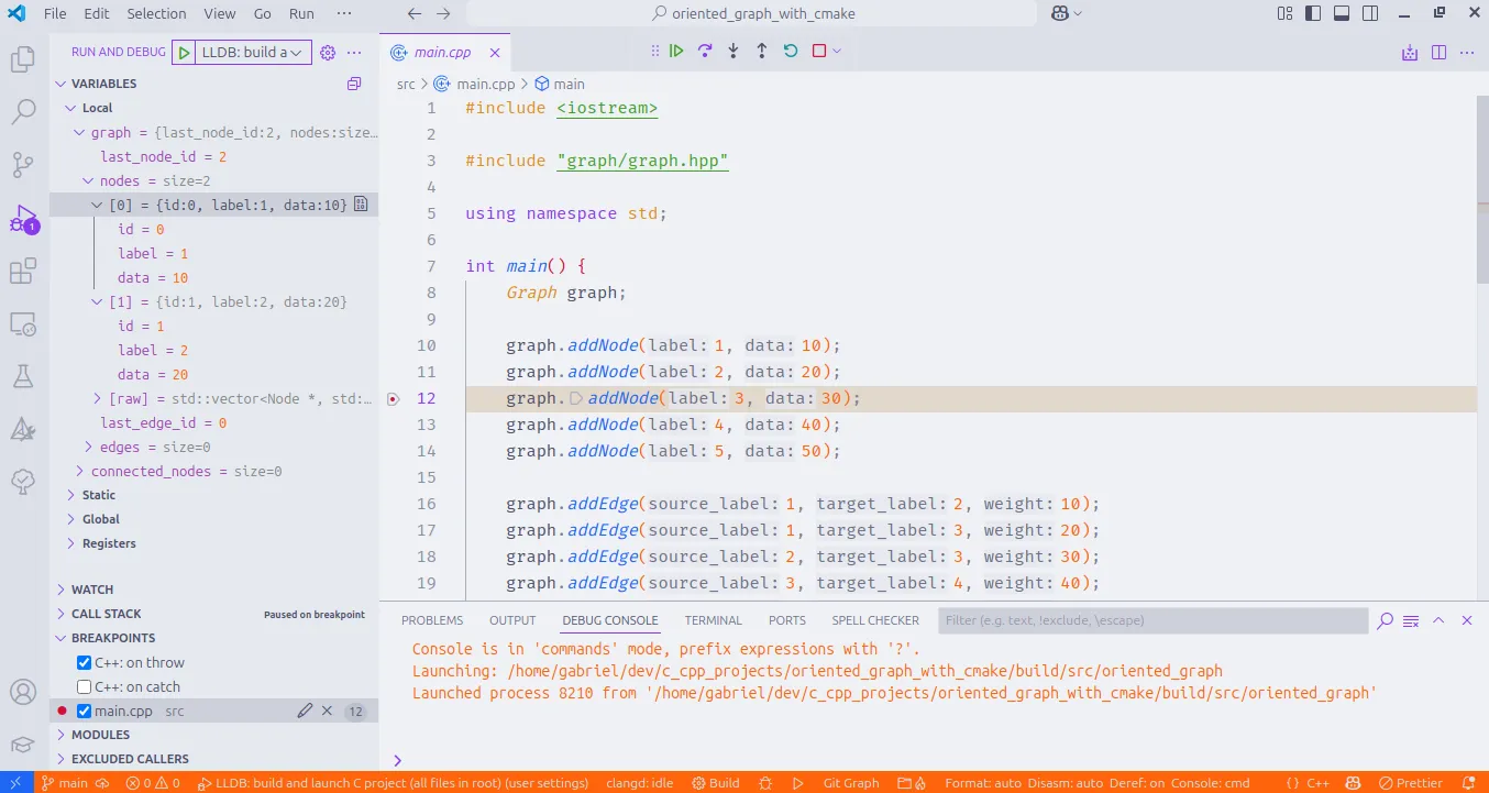 Tela de depuração do projeto no Visual Studio Code. O programa está parado na linha 12 do arquivo main.cpp. Na parte esquerda da tela, estão as variáveis do programa, e na parte inferior, o terminal de depuração.