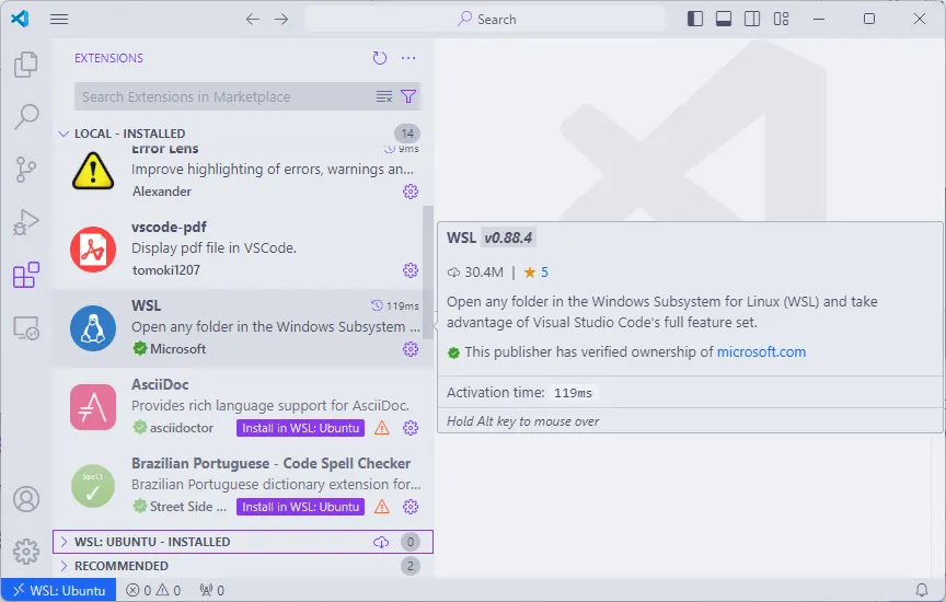 Seção de extensões do visual Studio Code, em que se vê a extensão "WSL" instalada e sua descrição breve, além das extensões "Error Lens" e "vscode-pdf". Também se veem as extensões "AsciiDoc" e "Brazilian Portuguese - Code Spell Checker" desabilitadas, nas quais aparece um botão escrito "Install in WSL: Ubuntu". No canto inferior esquerdo do aplicativo, o botão de conexões remotas agora mostra o texto "WSL: Ubuntu".