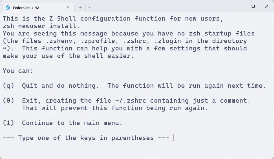 Terminal do Fedora WSL com texto de boas-vindas do Zsh. São apresentadas quatro opções de configuração em inglês: (q) sair sem criar o arquivo de configuração, (0) criar um arquivo de configuração vazio, (1) continuar para o menu e (2) criar um arquivo com as configurações recomendadas.